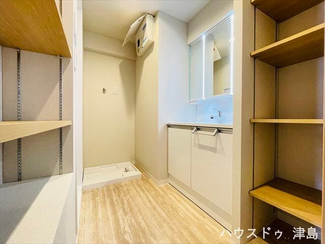 玄関すぐの洗面室は、帰宅後の手洗いもスムーズです。可動棚付き収納が2つ設置され、タオルやパジャマ・下着などを置けば、わざわざ取りに行く手間が省けます。