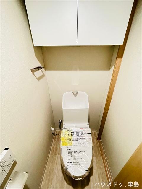 温水洗浄付トイレは冬場の冷たい便座を暖めてくれます♪トイレの後ろに収納ボックスがあるので、トイレ用品を入れておけて便利です。