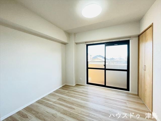 4.9帖洋室。こちらもバルコニーに面したお部屋で、大きな窓から光が入りますので、明るい気持ちでお過ごしいただけます。