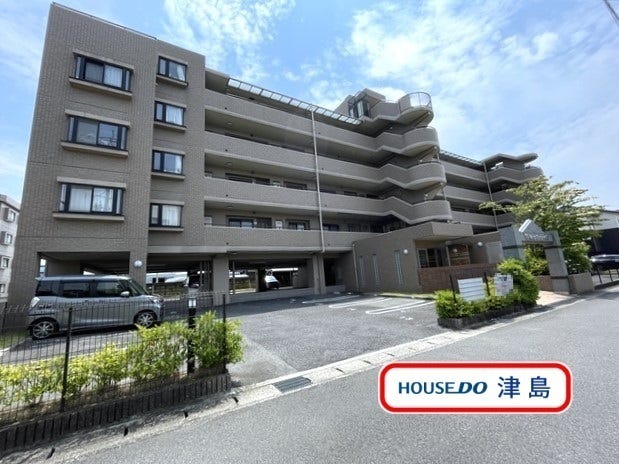 【外観】
1998年6月築の6階建てマンションの3階部分です。津島駅徒歩10分と、通勤通学にうれしいですね。徒歩10分圏内に生活施設が揃う好立地!令和7年12月中旬リノベーション完了予定です。