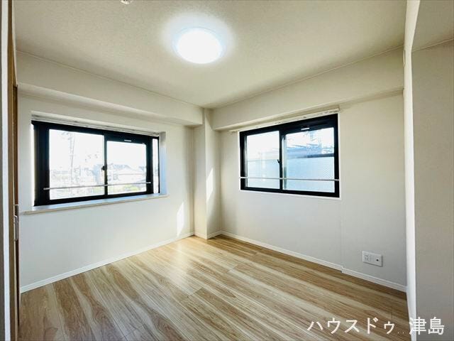 6.3帖洋室。北西に位置する一番広いお部屋です。北側ですが2面採光で比較的明るさも確保されています。北側の窓は出窓になっているためお気に入りの小物を飾ることができます。