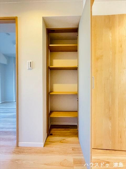 廊下収納。掃除機など家族共有グッズなどの収納に活用できそうです。日用品のストックや防災グッズを収納しておくなど様々な使い方ができそうです。