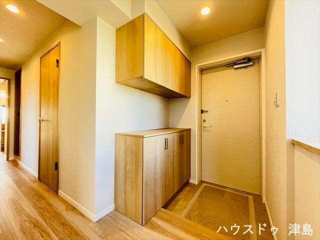 玄関を入るとナチュラル色の室内空間が出迎えてくれます。玄関ホールに窓が設置され、明るい玄関です。シューズボックスが設置され、中段にはインテリアを飾っていただけるスペースもあります。