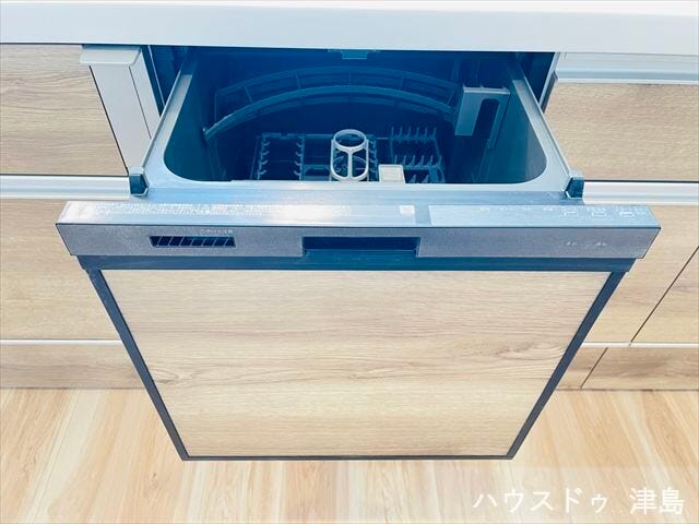 ビルトインタイプの食器洗い乾燥機ならカウンター上はいつもすっきり。水道代・時間の節約ができ、衛生的で、さらに手荒れの防止にもなります。