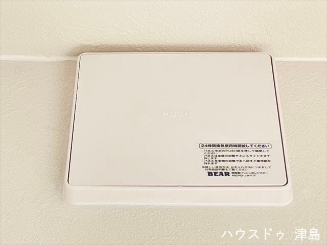 24時間換気システム。空気が籠りがちな室内に屋外から空気を入れることで新鮮な酸素を取り込むことができます。また、冬場の結露予防にもなります。