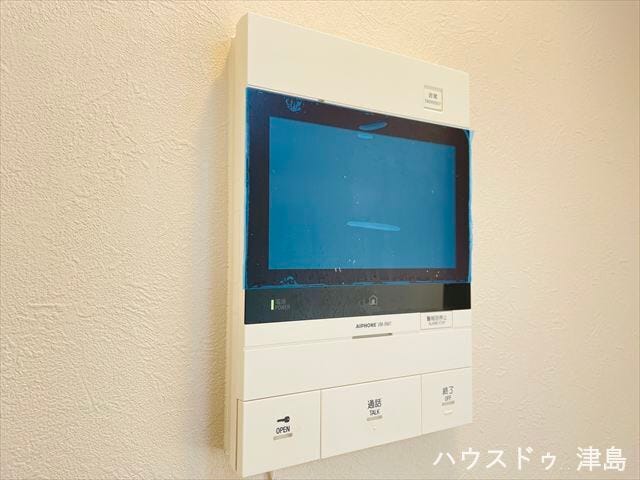 モニター付きインターホン。来訪者を事前に確認してから会話ができ安心です。また、訪問者と直接会わずに会話ができてトラブルの回避にもなります。