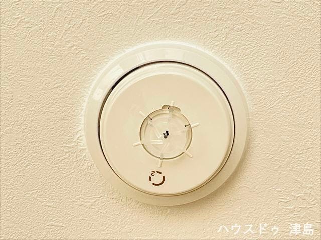 火災報知器。火災による煙や熱を感知して、警報音やブザー等で火災の発生を知らせてくれる頼もしい味方です。