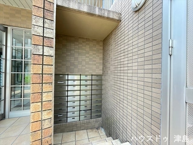 郵便受けが1階にあり、外部の方が不用意にそれぞれの部屋まで来られることを防げますね。