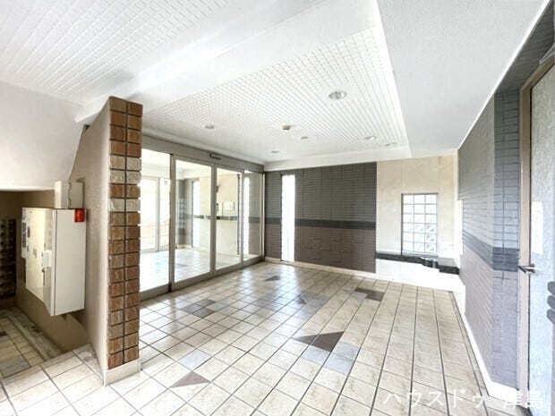 外の明るさや景気をエントランス中にいながらチェックすることのできるガラス窓のエントランス。