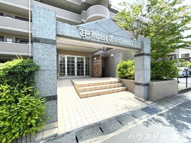 正面玄関であるエントランスは、訪問者が最初に訪れる部分でもあり、第一印象を決める顔ともいえる場所です。スロープがありベビーカーや三輪車などの出入りがしやすいですね。