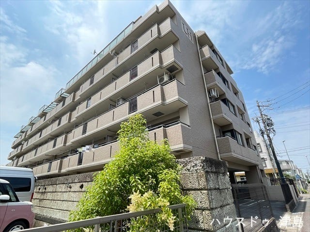 南側外観写真:陽当たりが良く、快適に暮らせます。徒歩10分圏内に小中学校・保育園・幼稚園があり子育て世帯には嬉しい立地です。