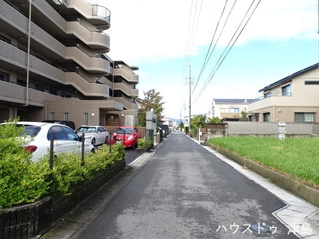 北側公道:北東角地で東側公道は北向きの一方通行です。北側公道は西側一方通行です。近隣にはスーパーやドラッグストア、ホームセンターが揃っていて、暮らしやすさが続きます。