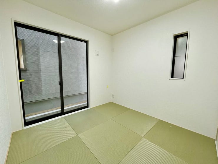 1階:5帖の和室
家事や小休憩、お子様の遊び場などに♪