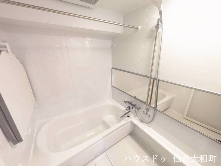 【浴室】お気に入りのグッズを持ち込んで、リラックスタイムを楽しみましょう♪