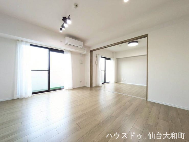 【ダイニング】大きな窓からたっぷりの陽光で明るい室内