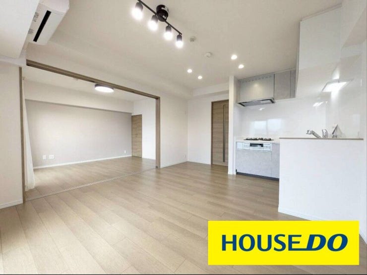 【リビングダイニング】隣り合う洋室の扉を開けることで16.5帖の広々空間としても使えます♪