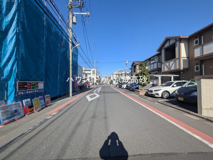 閑静な住宅街です!お子様と手を繋いで並んで歩けるくらい広い前面道路です!