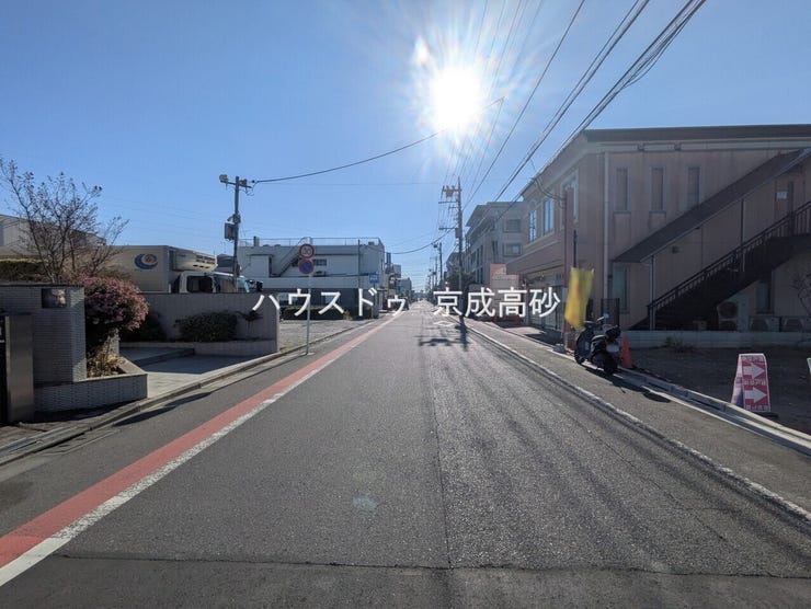 閑静な住宅街です!お子様と手を繋いで並んで歩けるくらい広い前面道路です!