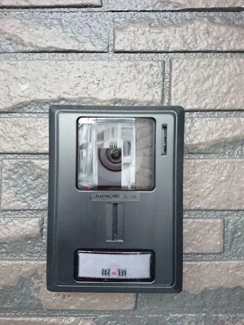 (モニター付きインターフォン:室外)ご家族の安心とプライバシーを守るために欠かせないのが、モニター付きインターフォンです。単なる来客の通知だけでなく、毎日の生活に「安全」と「便利」をもたらします。