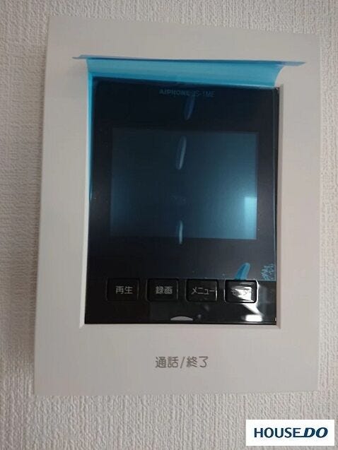 (モニター付きインターフォン:室内)
映像と音声で玄関先の様子をチェックできるモニター機能や、夜間の訪問者の顔も確認できるLEDライトを装備しています。