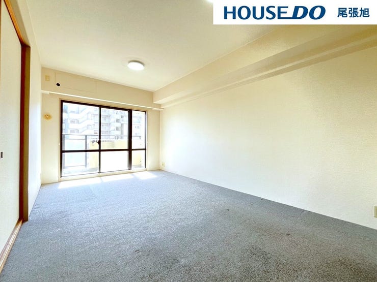 【リビング】光が優しく差し込む明るいリビング♪自然と家族が集まり、最高の家族団らんのお時間をお過ごしいただけます♪ひろびろとしたLDKで、ソファや4人掛けテーブルを置いても使いやすい配置です。