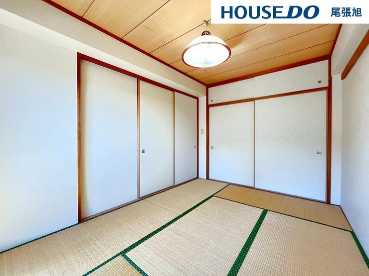 【和室】日本を感じる和室です。和の雰囲気が素敵なお部屋です。明るく居心地が良いちょっとしたお部屋は、なにかと重宝します♪お子様のプレイルームとして、客間として、様々な使い方ができそうですね♪