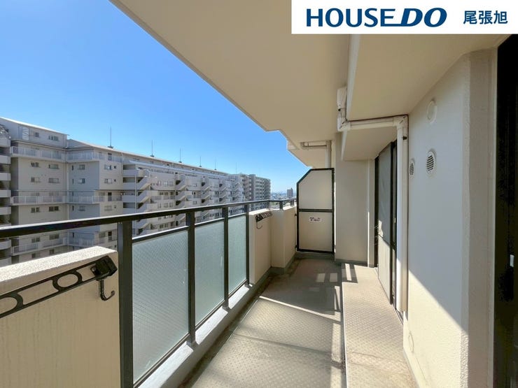 【バルコニー】日当たりの良い広さ十分の使い勝手の良いバルコニー。お布団や衣類などのお洗濯物を気持ちよく干せそうです♪南面にあり陽当たり良好!たっぷり陽を浴びたお布団や衣類は気持ちよさそうです♪