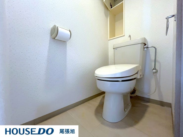 【トイレ】明るく、ひろびろとしたトイレです。掃除もしやすく、綺麗を保てます。ご自分の好きなアロマや芳香剤を置いて落ち着く空間を演出するもの良いですね♪1人になれる空間ですから、リラックスしたいですね。