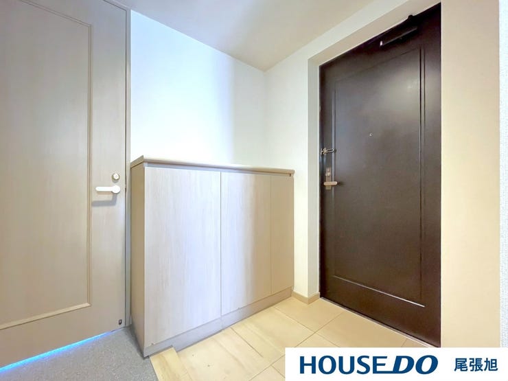 【玄関】扉を開けてすぐ目の前に広がる広々とした玄関です。わが家に帰った時に言う「ただいま」その言葉が何十年にもわって元気よく響くような、家族が帰りたくなる快適な住まいがテーマです。