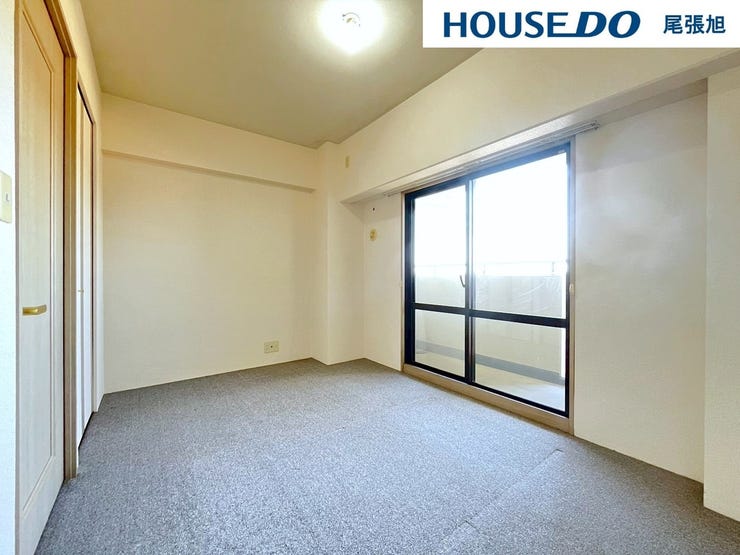 【洋室】お住まいになられる人数以上の部屋数は、お子様のお昼寝スペースや、家事スペース、来客用の個室にと、あると嬉しい空間。収納もあり、置き場所に困りがちな布団や季節ものの収納場所にも重宝します。