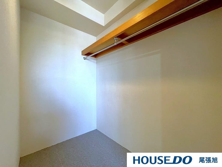 【クローゼット】洋室にある大容量のクローゼットです。枕棚付きで、小物の収納も便利!お隣の洋室にも大容量のクローゼットが付いています♪各部屋収納たっぷりございます。お部屋をすっきりと保てそうですね♪