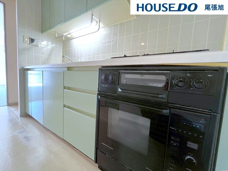 【3口コンロ】3口コンロ付きなので、お料理がはかどります。メイン料理2品を手前のコンロで調理しながら、奥の小バーナーで汁ものを調理するなど、複数の調理を一度に行うことができます。時短調理に繋がります!