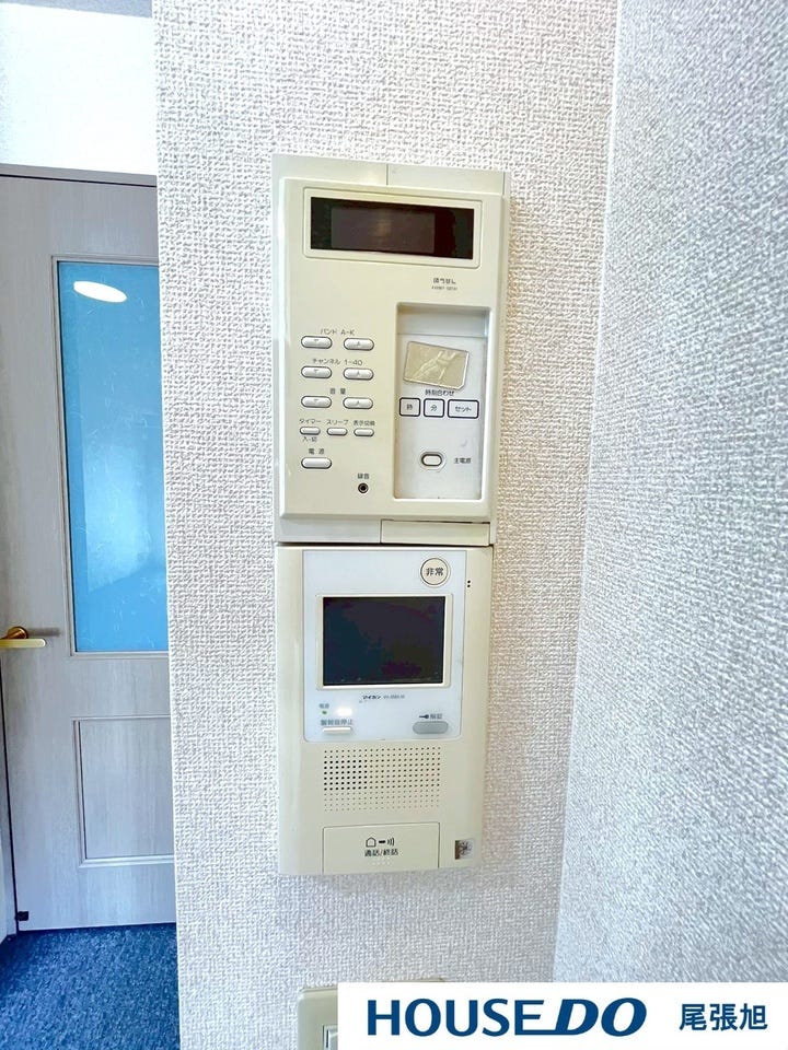 【インターホン】来客時に便利なモニター付インターホン。玄関ドアを開けることなく夜間でも訪問者の顔をモニターで確認できるため、トラブル防止にも繋がります。奥様やお子様のみのご在宅でも安心の防犯設備です!