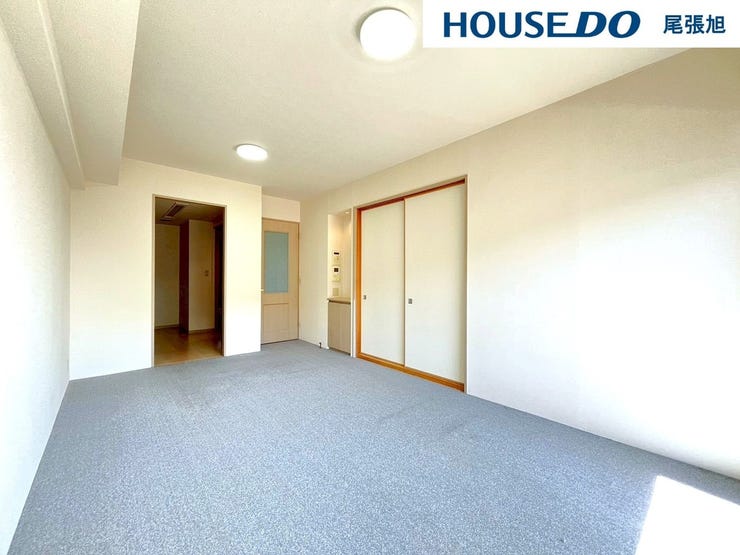 【リビング】光が優しく差し込む明るいリビング♪自然と家族が集まり、最高の家族団らんのお時間をお過ごしいただけます♪ひろびろとしたLDKで、ソファや4人掛けテーブルを置いても使いやすい配置です。