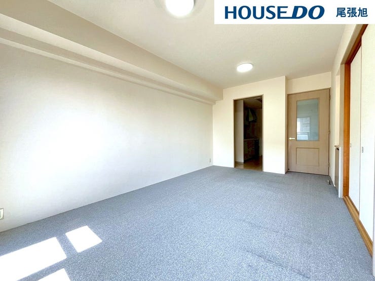 【リビング】陽当たり良好・風通し良好で光がたくさん入るリビングです。自然とみんなが集まりそうな落ち着いた空間で、家族の明るく居心地のいいお時間をゆったりお寛ぎお過ごしいただけます♪