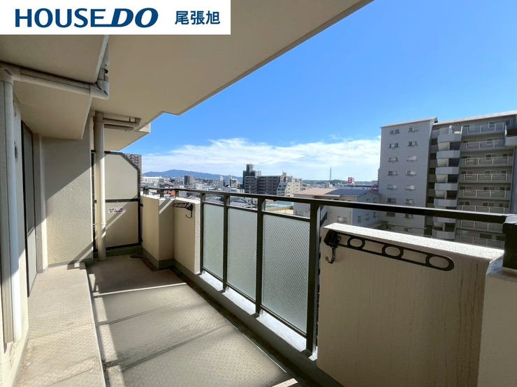 【バルコニー】つい深呼吸をしたくなる気持ちの良いバルコニーです。お洗濯物がたくさん干せる広さがあります。お天気のいい日にはお洗濯物がすぐに乾きそうですね♪毎日快適なお洋服で過ごせます!