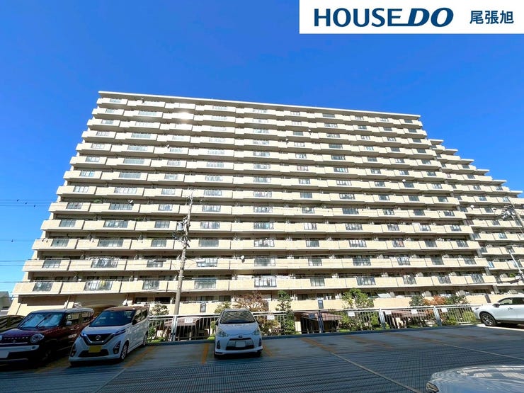 【建物外観】爽やかな青空の下に贅沢なほどに降り注ぐ陽光、豊かな居住性と、クオリティが見事に調和した住空間は、住まうことの喜びを感じさせてくれます。良好な住環境が保たれたエリアで新生活を過ごせます