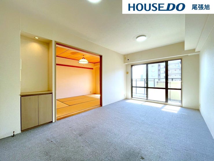 【リビング】大きな窓からは暖かい陽射しが差し込んできます。ソファやテーブルを置いても使いやすい配置で、ご家族そろってゆったりとお寛ぎいただけます。どんな家具を置こうか想像が膨らみます♪