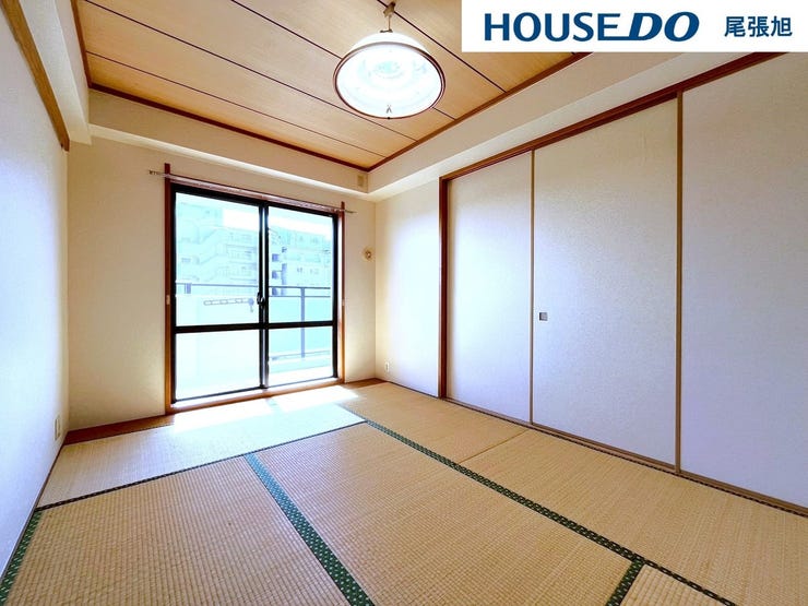 【和室】リビングの隣にある和室です。お子様のお昼寝スペースや、家事スペース、来客用の個室にと、あると嬉しい空間。収納もあり、置き場所に困りがちな布団や季節ものの収納場所にも重宝します。