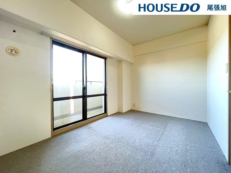 【洋室】広々とした洋室です♪ゆとりのある洋室はご夫婦の主寝室にいかがですか?♪クローゼット付きなので収納にも困りません。各居室収納はたっぷりあるので、お部屋をすっきりと保てそうです♪