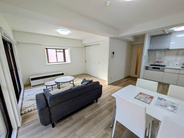 ◆システムキッチンが壁付けなので空間を広々と活用できます