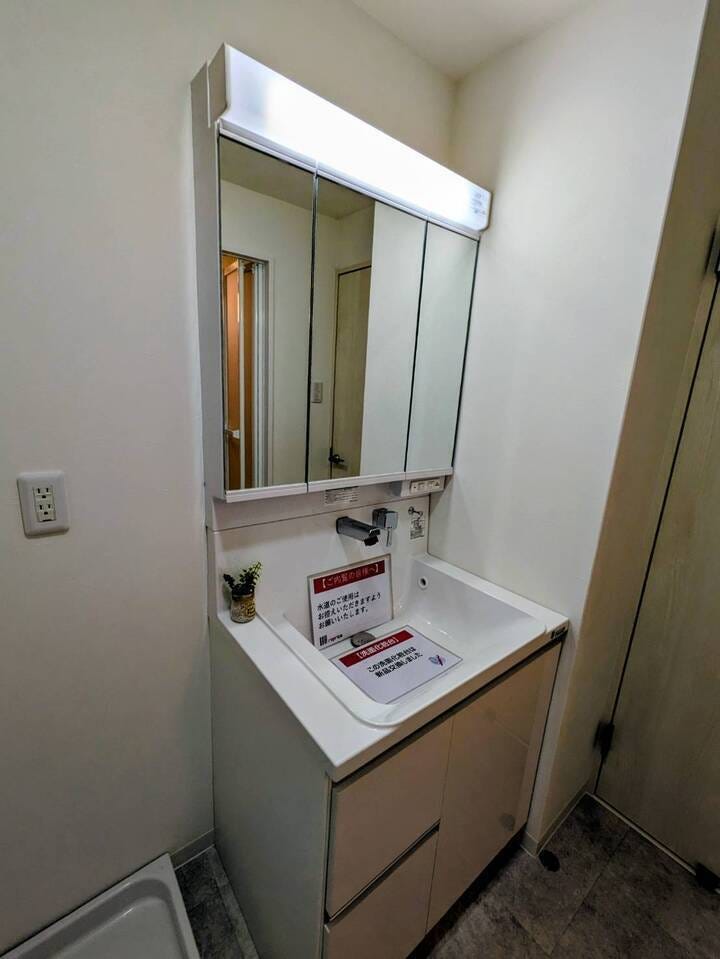 ◆新品の三面鏡タイプの洗面台