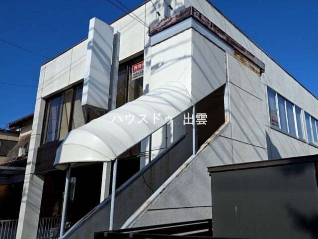 【外観】
1Fが駐車場、2Fが部屋になります。