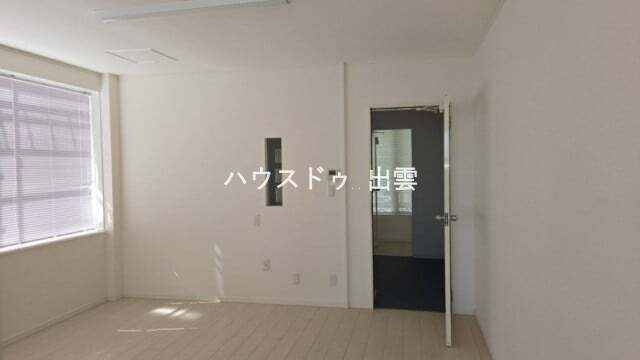 窓から光が入り明るそうです。