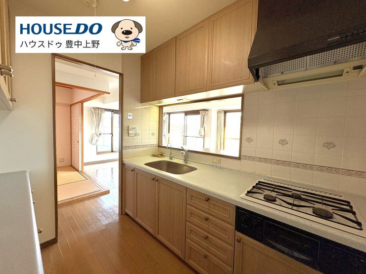 半独立タイプのシステムキッチン!作業台の広さも十分に確保されたゆとりあるキッチンです♪収納豊富なカップボード付きで収納には困りません!