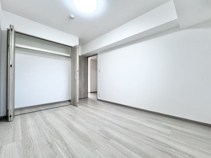 ■□■2階6.5帖洋室■□■
ご夫婦の寝室にもおすすめ広さ♪ベッドを置いても、デスクを置いても、心に余裕が残るサイズ感です☆