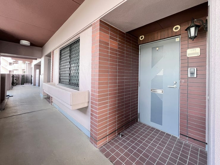 ■□■玄関■□■
玄関ドアは窪んだ位置にあり、プライバシーの確保が出来て安心です♪