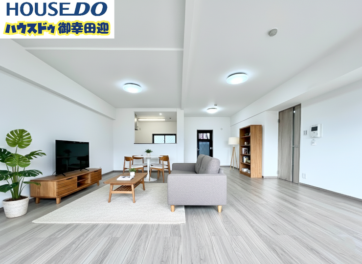 【リビング】
■□■リビング■□■※CG加工により家具を配置しています。
広々27.5帖のLDK☆ご家族でゆっくりとくつろぎたい方にお勧め♪家具を置いても十分な広さのリビングです!