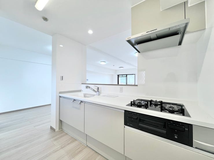 ■□■キッチン■□■
【キッチン新規交換】3口ガスコンロで火力がわかりやすくお料理がはかどります☆人気のカウンターキッチンでご家族の様子をみながら家事をすることができます♪