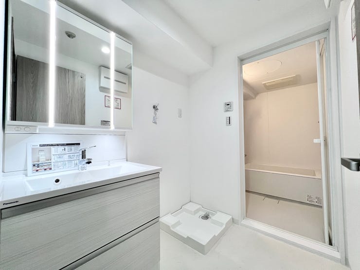 ■□■洗面所■□■
【洗面化粧台新規交換】三面鏡付きの洗面化粧台♪鏡の裏には収納スペースがあるので、歯ブラシや化粧水などの小物をしまい生活感を隠すことができます☆